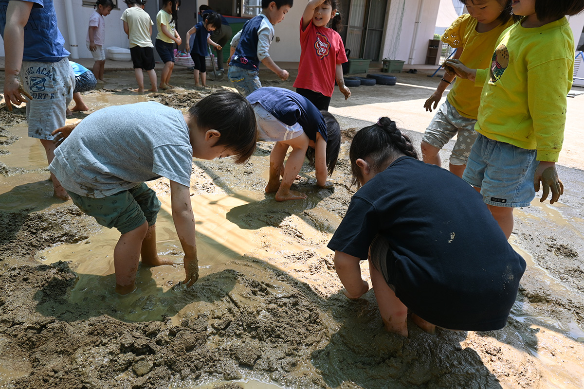 足に泥んこかけたら気持ちいい?