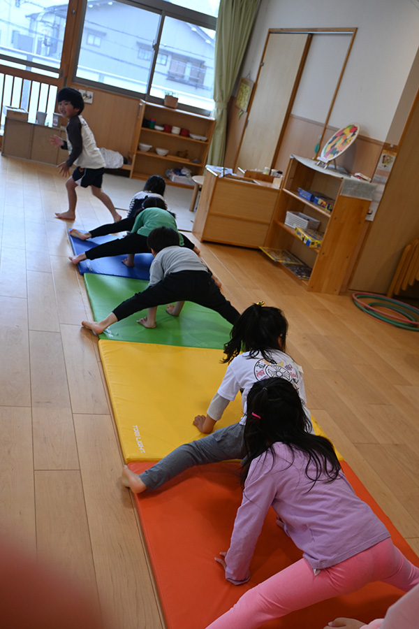 運動遊び　こんなことできるよ！-02