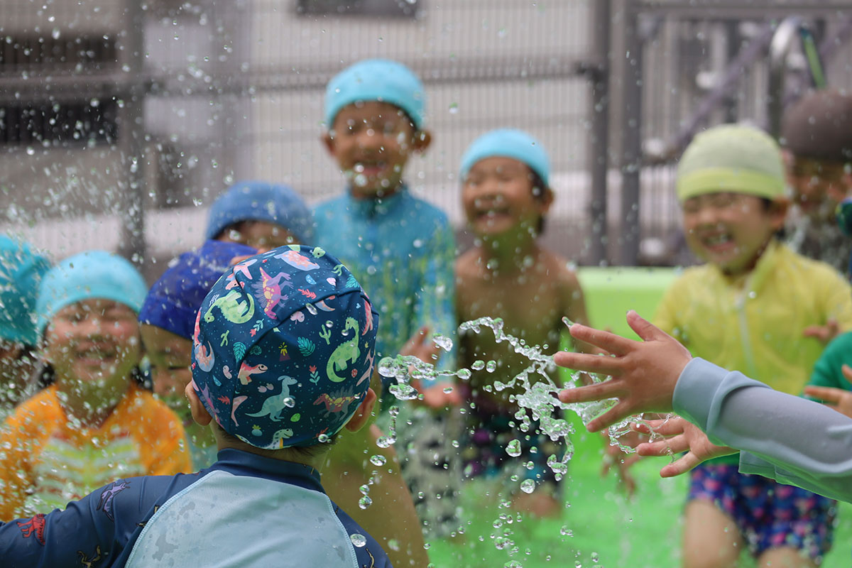 水しぶきに大はしゃぎ！